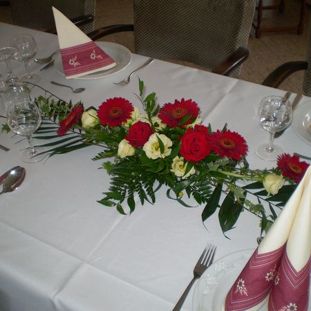 Rote Rosen auf einem Tisch