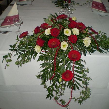Rote Rosen auf einem Tisch