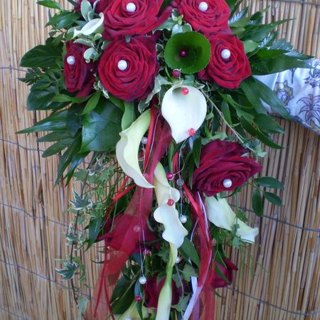 Ein Blumenstrauß mit roten Rosen