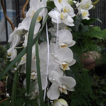 Ein Blumenstrauß mit weißen Blumen