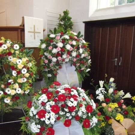 Mehrere Blumensträuße mit roten und weißen Blumen