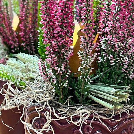 Ein Blumenstrauß mit rosa Blumen in einem Topf