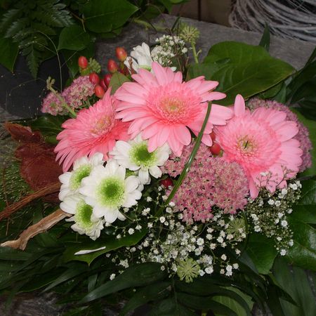 Ein Blumenstrauß mit rosa Blumen