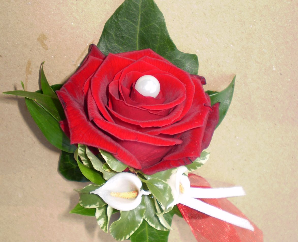 Ein Blumengesteck mit einer roten Rose