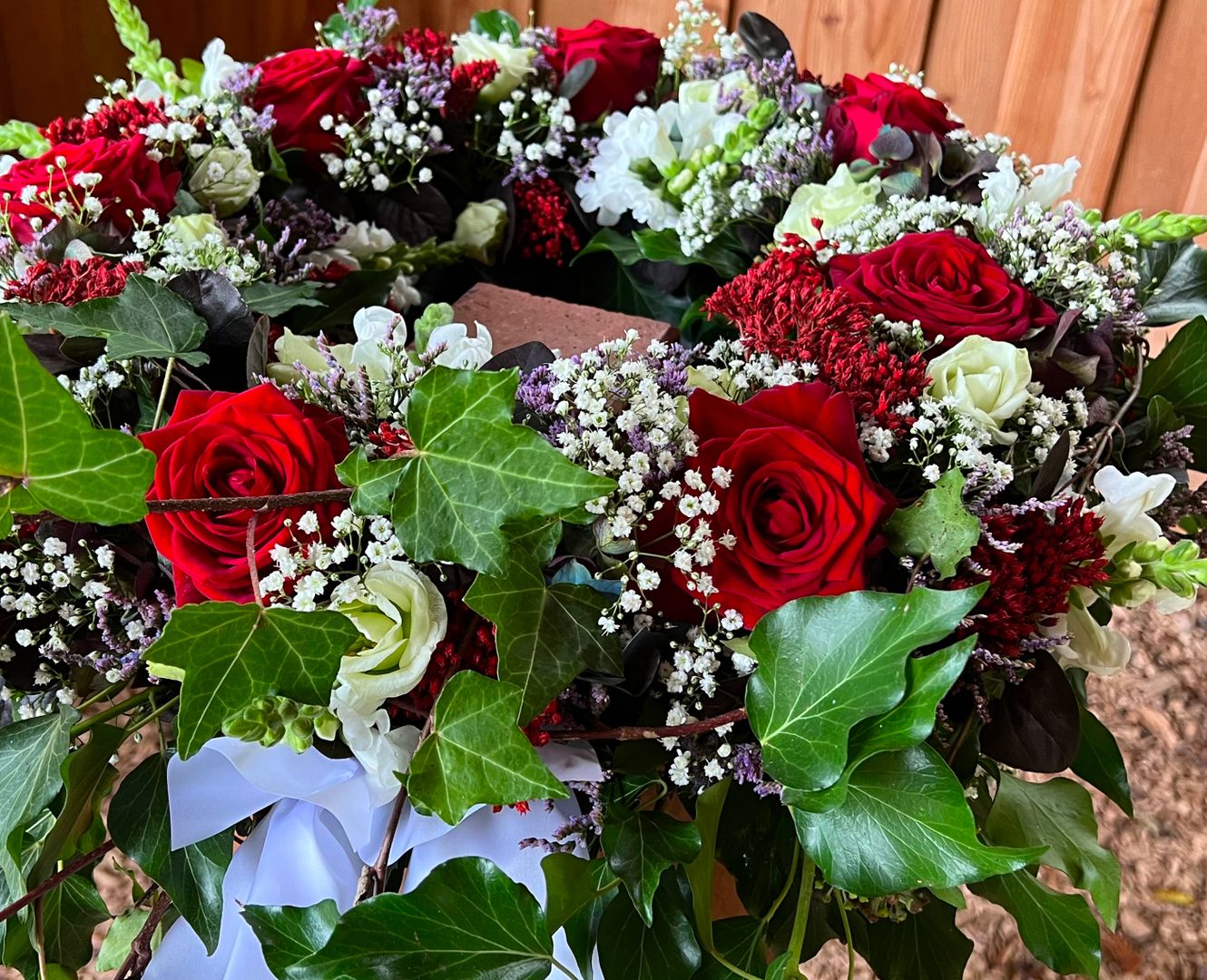 Ein Blumenstrauß mit roten Rosen