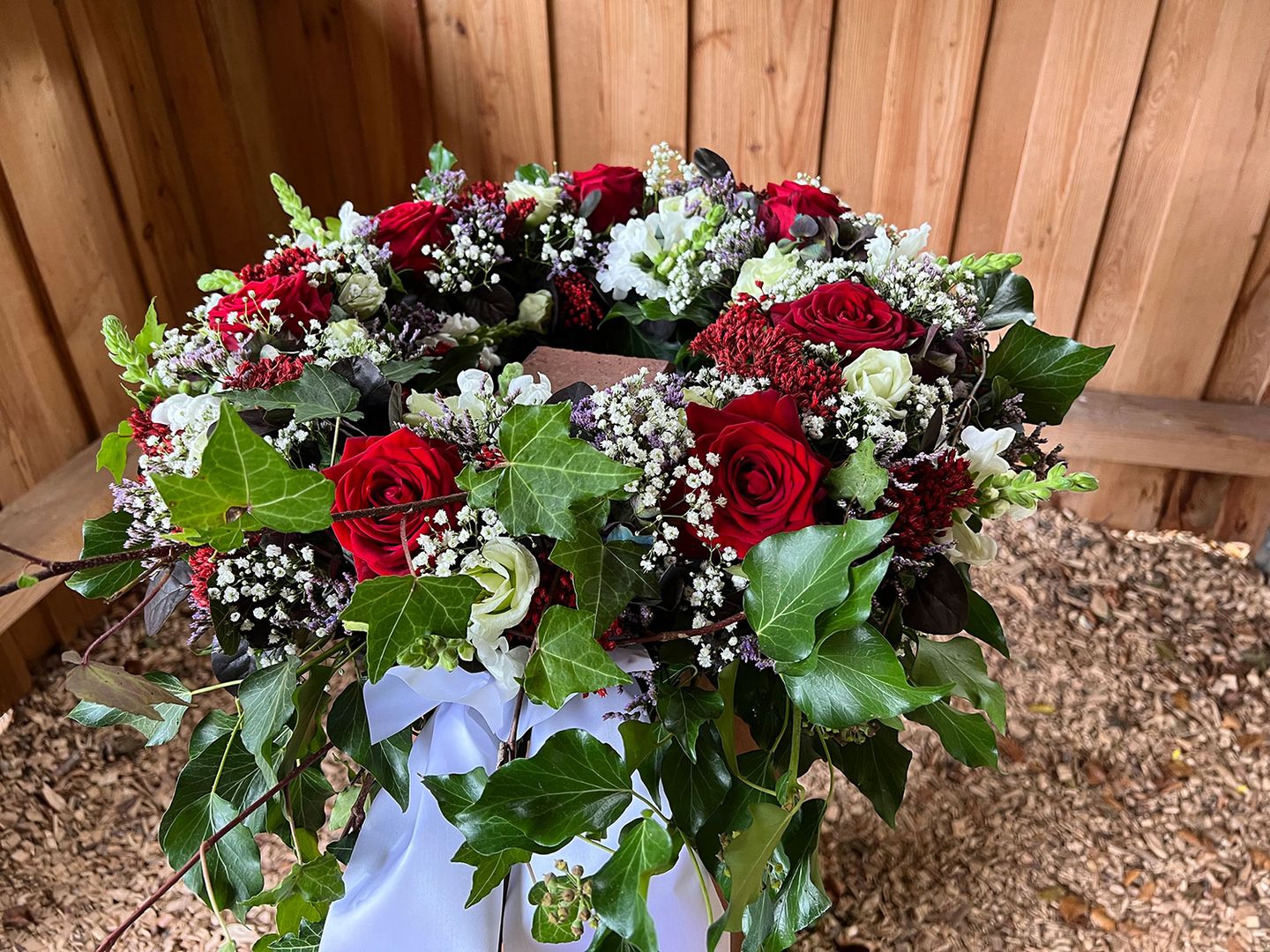 Urnenkranz mit roten Rosen
